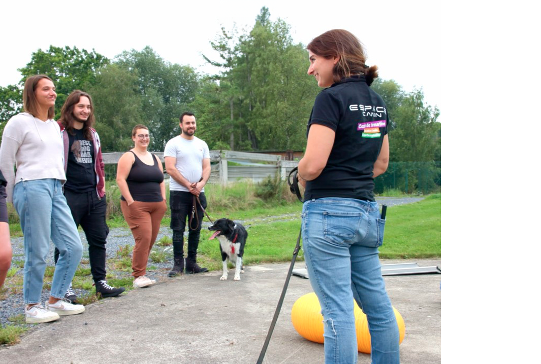 Photo d'une formatice d'Espace Canin avec un chien